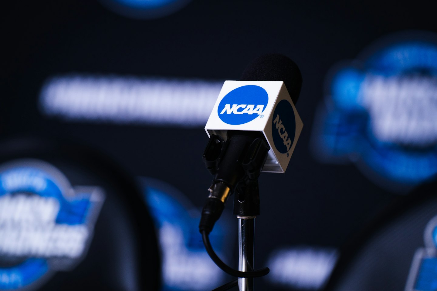 Logo NCAA su un microfono a una conferenza stampa.