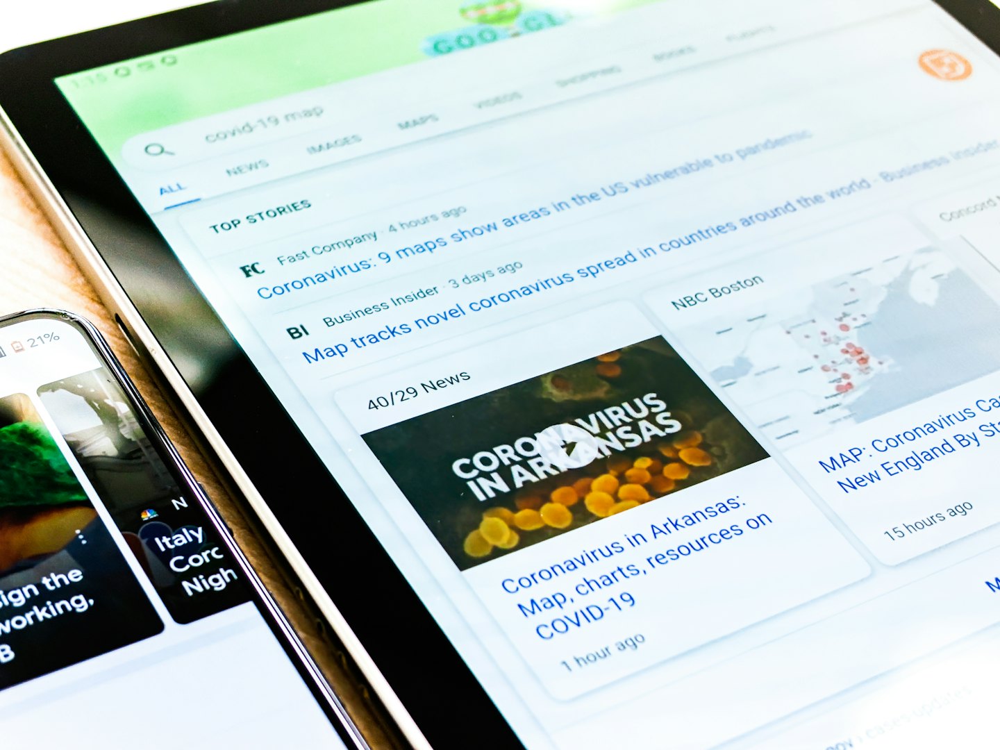 Smartphone e tablet che mostrano articoli di notizie sul COVID-19.